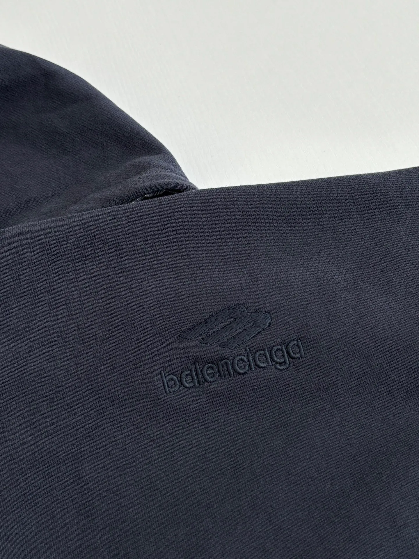 Balenciag*/ Black White ， Retro ； Navy Blue ， Retro ， 。 ： Navy Blue / ， ， ， Retro ， Breathable ； ， ， 。 Size：S/M/L
